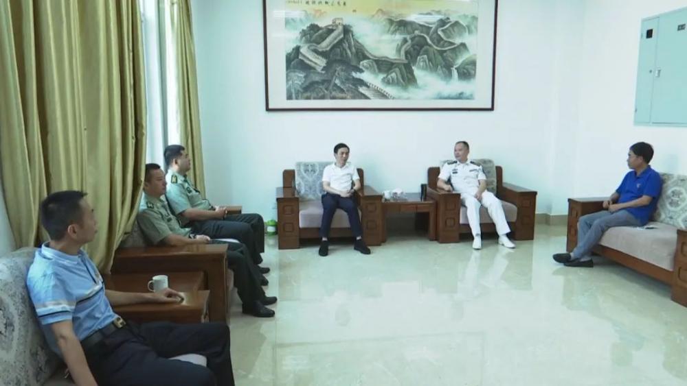 云霄县领导走访慰问部队官兵.jpg