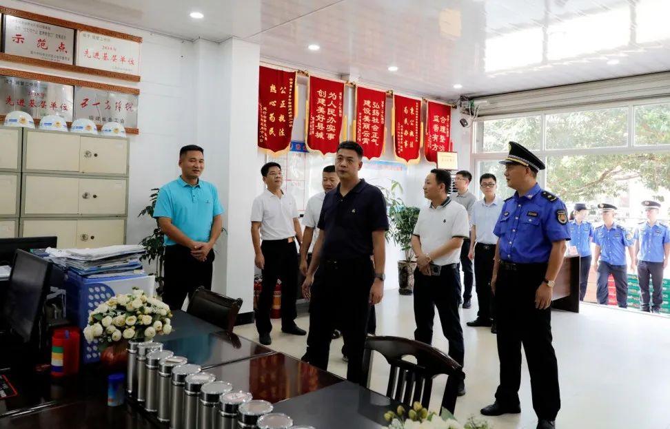 致敬高温下的坚守！云霄县县长送清凉到一线，鼓干劲到心窝！4.jpg