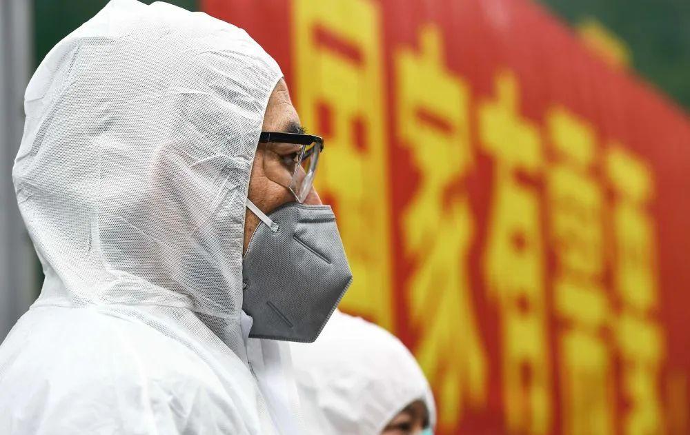 8 邮车驾驶员其美多吉在四川成都准备出发，向武汉运送防疫物资（2020年2月14日摄）。新华社记者 薛玉斌 摄.jpg