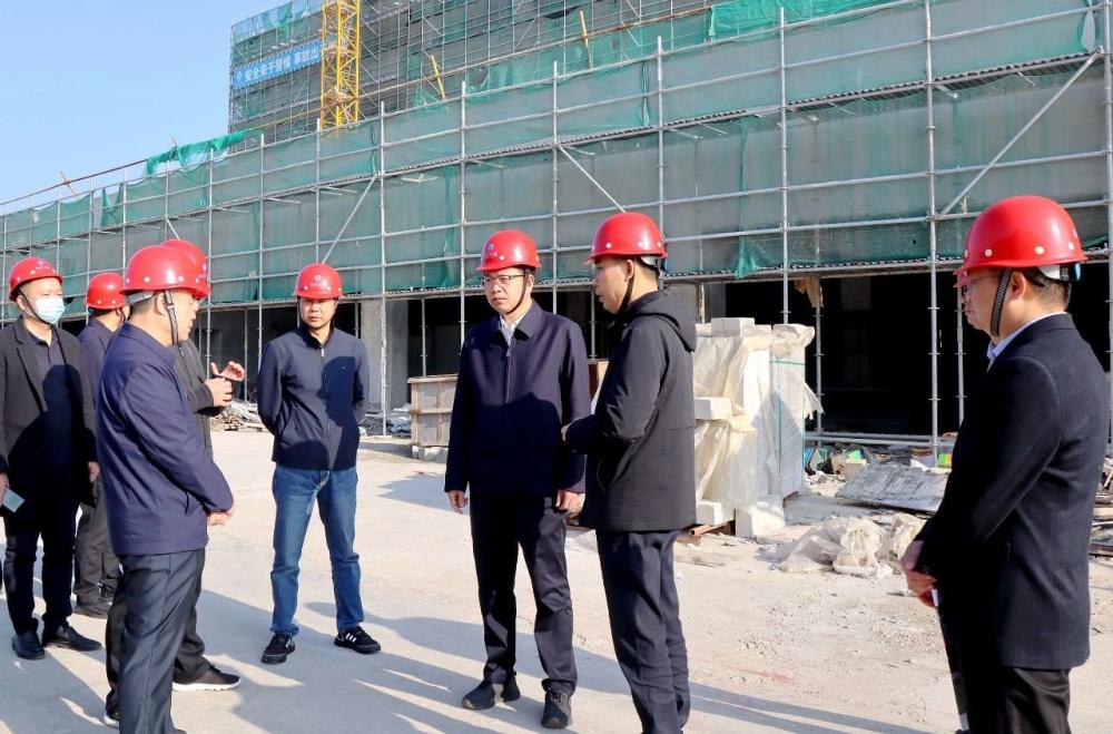 云霄县委书记调研省纪委监委挂钩帮扶项目.jpg