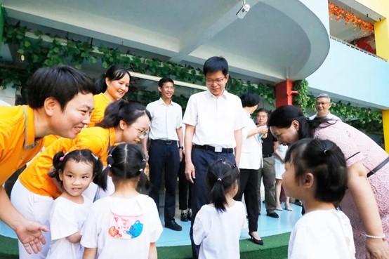 云霄县委书记看望慰问少年儿童2.jpg