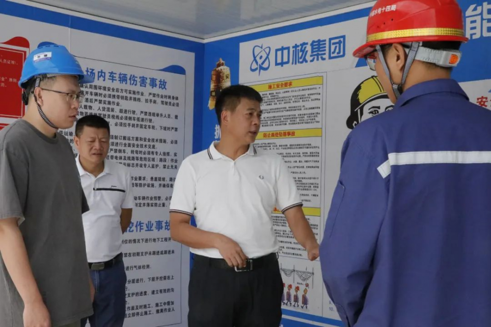 云霄縣縣長(zhǎng)沈順來(lái)一線檢查防臺(tái)風(fēng)情況.png