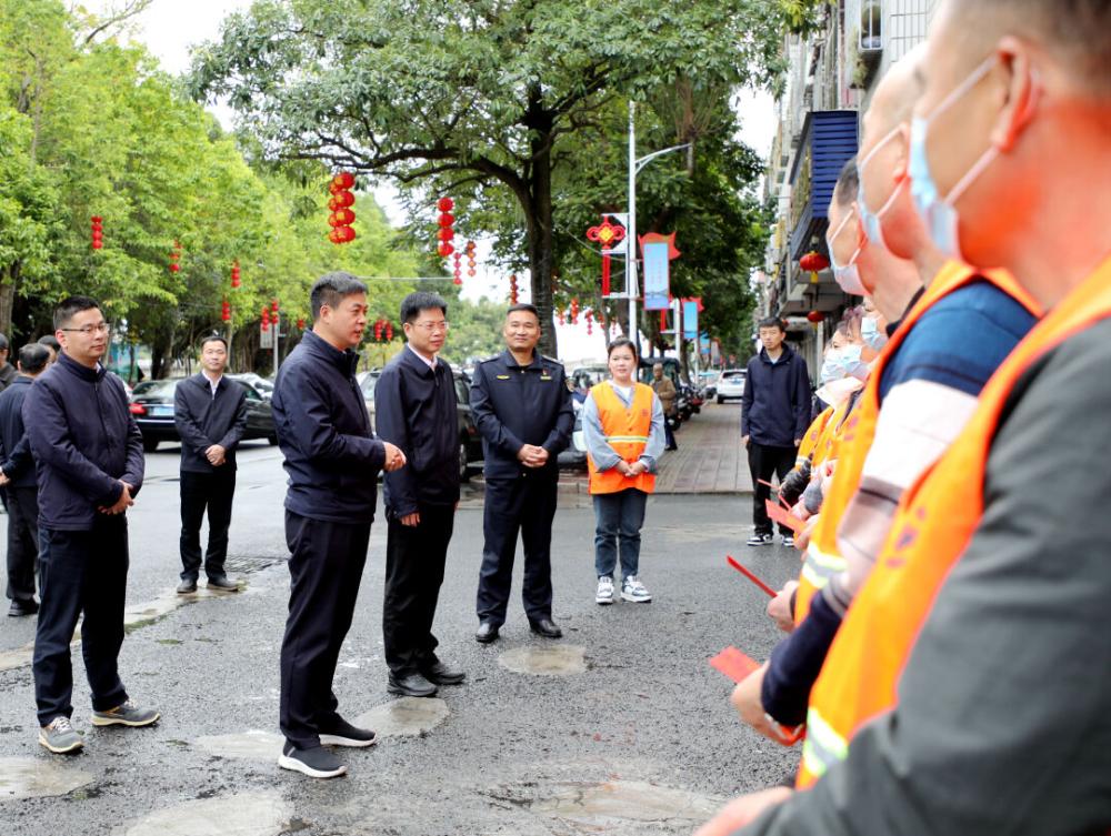 云霄县领导走访慰问坚守一线岗位人员4.jpg