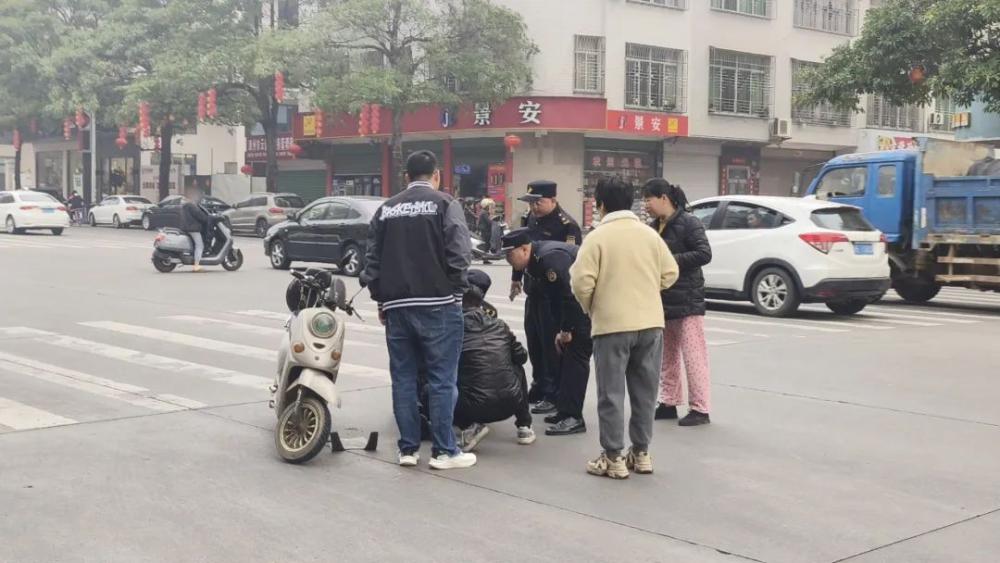 学雷锋•文明实践我行动丨一老人跌倒受伤，云霄城管暖心救助！.jpg