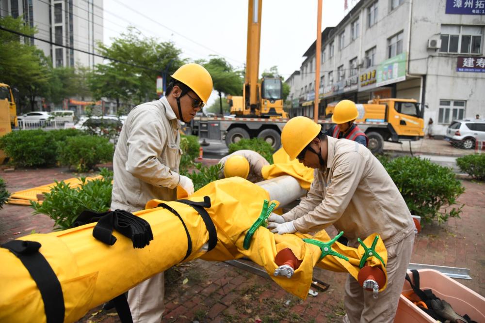 云霄供电：带电立杆　客户用电实现“零影响”.JPG