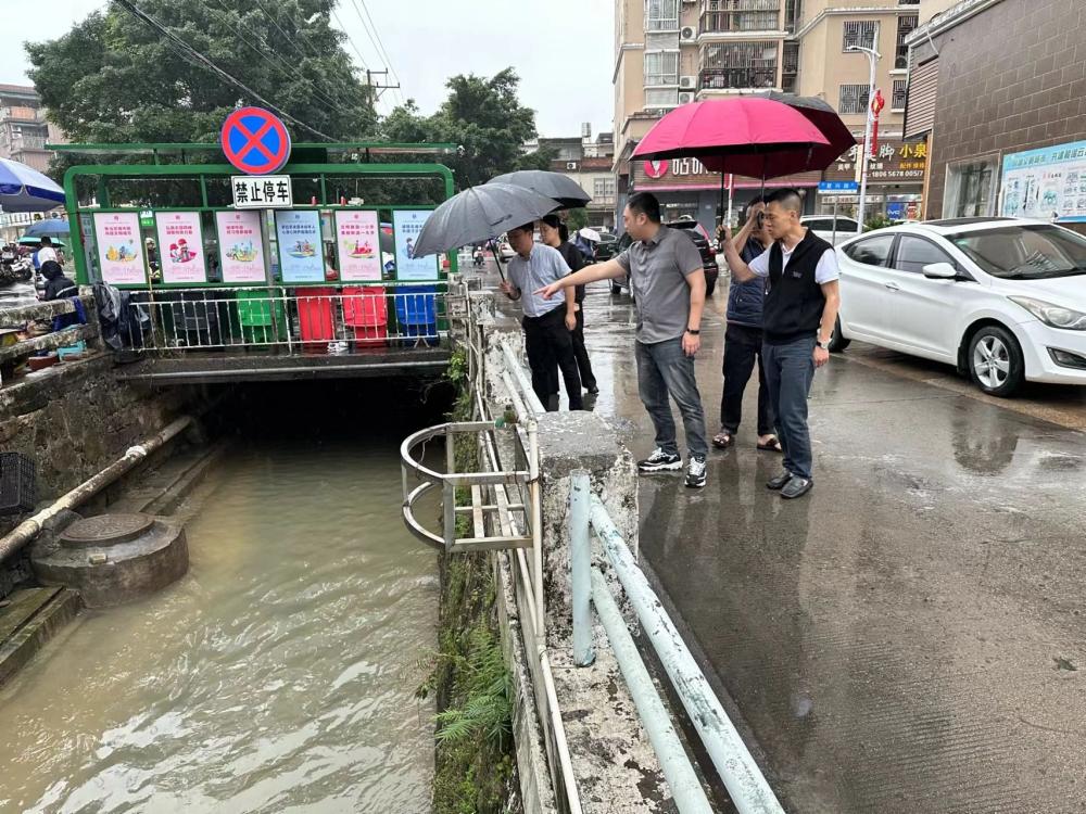 云霄：暴雨中的温情守护！.jpg