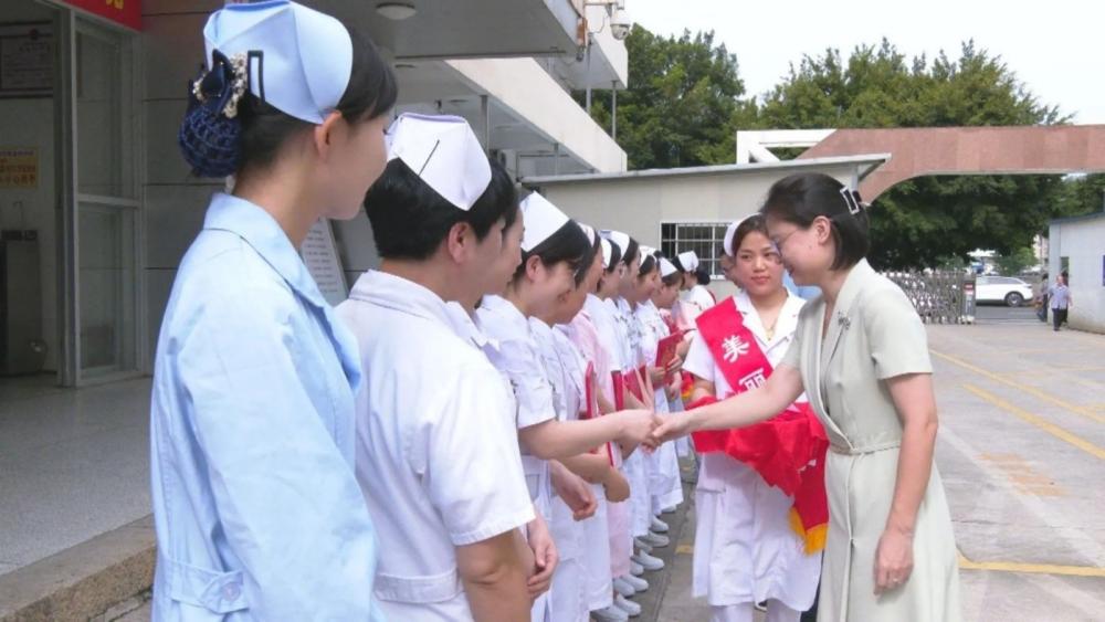 情系护士节 云霄县领导慰问最美“白衣天使”.jpg