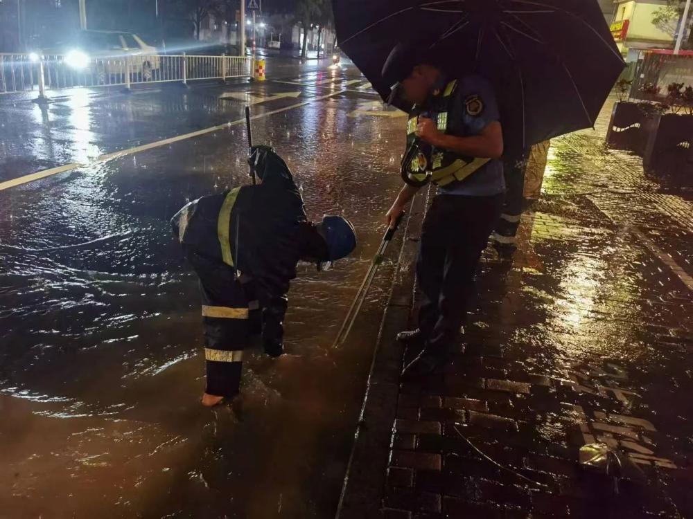 云霄城管：风雨中“逆行”，守护城市安全.jpg