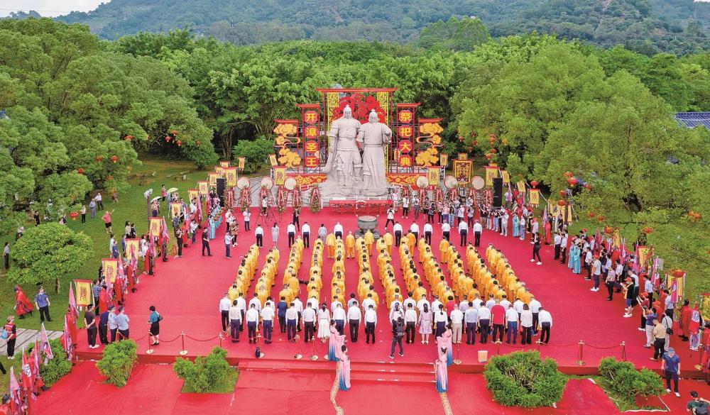 两岸同胞共祭开漳圣王。吴建云 摄.jpg