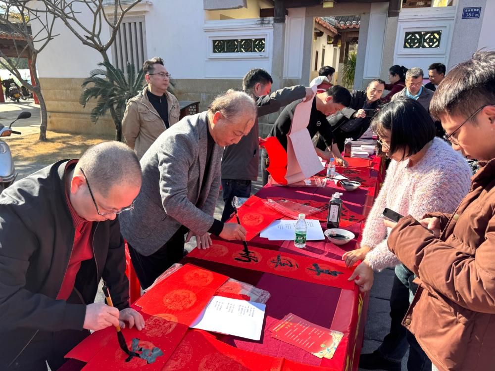 富民理響三下鄉(xiāng)春聯(lián)送福.jpg