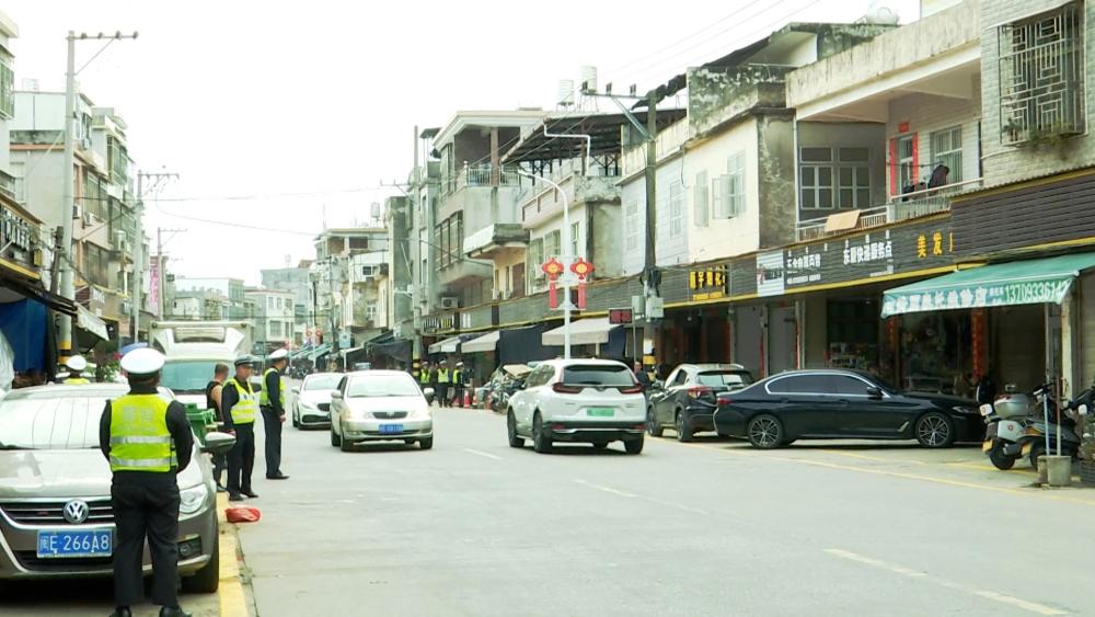 创城在行动丨云霄县多部门开展道路交通安全综合整治行动.jpg